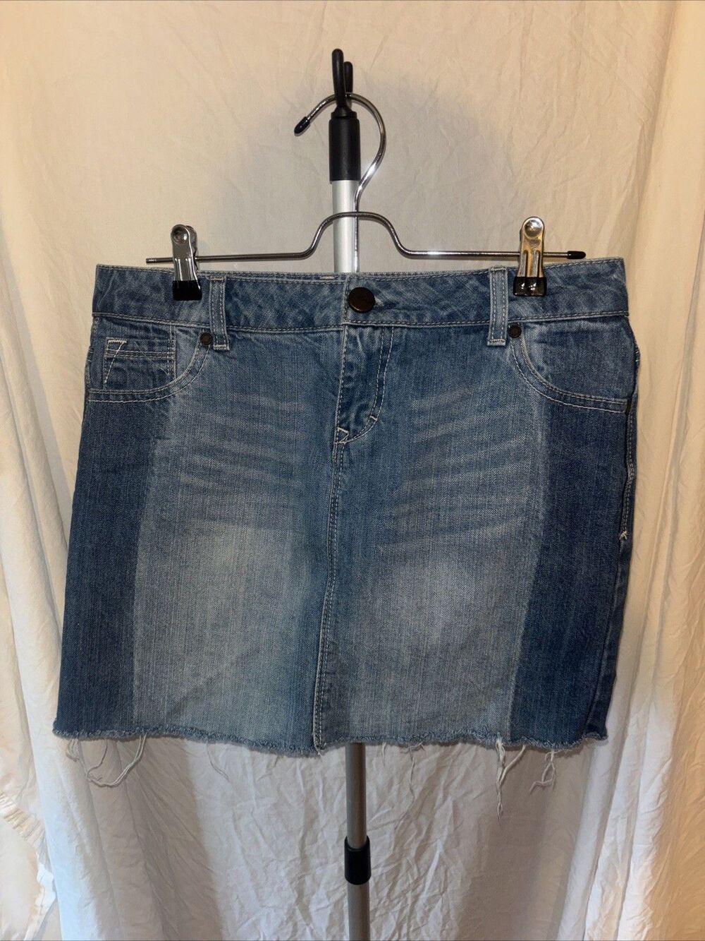 1822 Denim Skirt Size 4 Frayed Raw Hem Medium Wash Button Zip Whiskered
